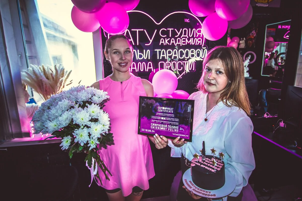 Наталья Тарасова и Полина Смирнова на выпускном вечере