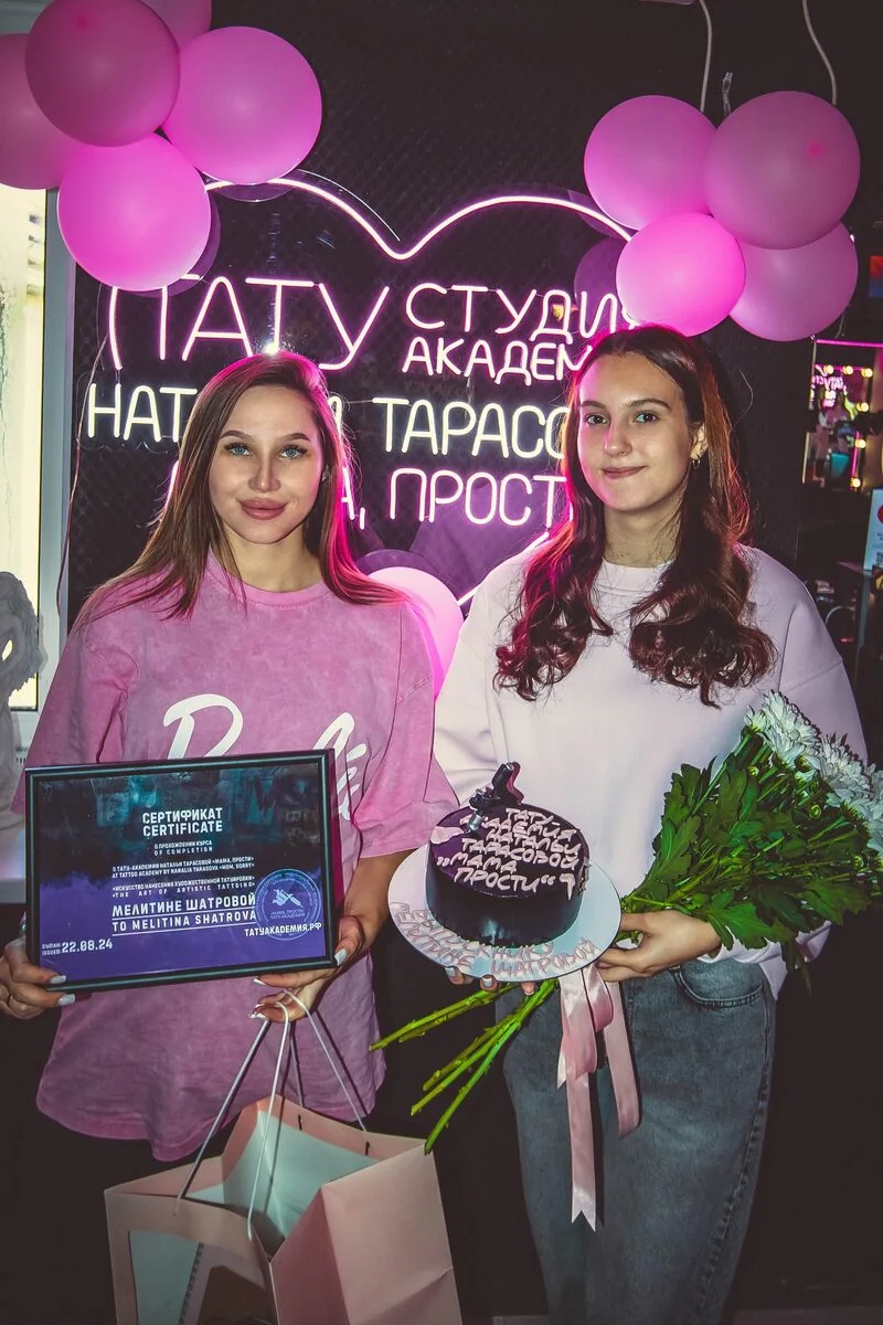 Наталья Тарасова и Мелитина Шатрова на выпускном вечере